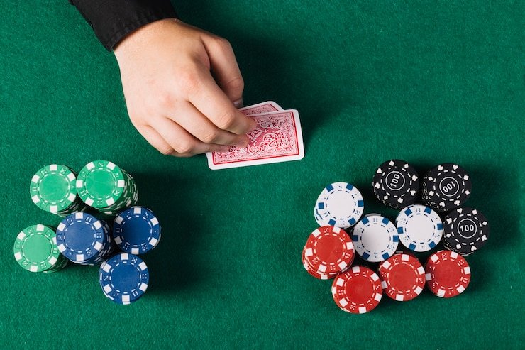 Bagan tingkat loyalitas rajaeropa menampilkan manfaat progresif dari Member hingga Diamond